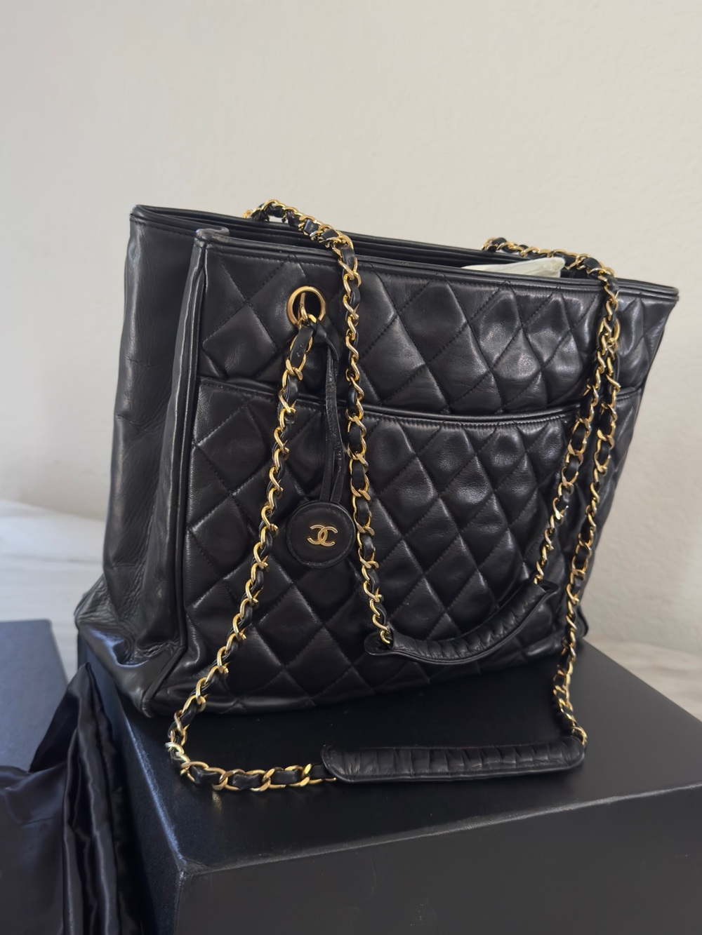 CHANEL Black Quilted Lambskin Shoulder Bag with Gold Chain - Picture 6 of 16